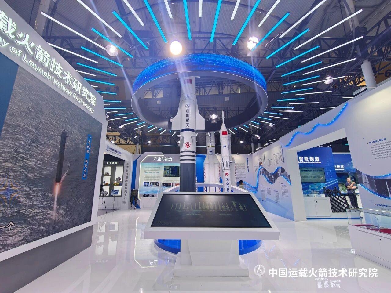 航天一院同款长征九号乙火箭模型、长征十号甲载人火箭模型也是摆上了 