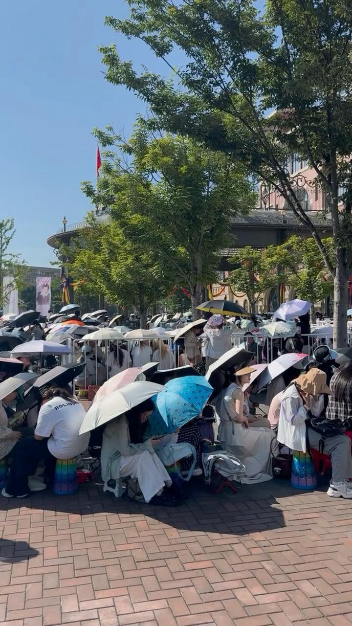 敖瑞鹏肉眼可见的火了，今天杀青现场的粉丝超级多爱奇艺认证的三部爆剧 ​​​