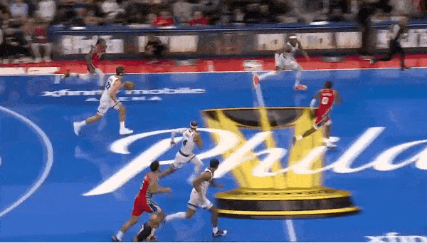 被你装到了！萨格斯复刻詹韦连线！
在今天NBA季中锦标赛魔术对阵费城的第二节比赛