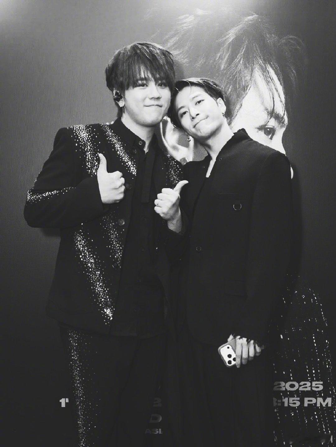 王嘉尔姜涛合影王嘉尔晒和姜涛合照王嘉尔晒和姜涛合照，上次姜涛演唱会王嘉尔来当嘉宾