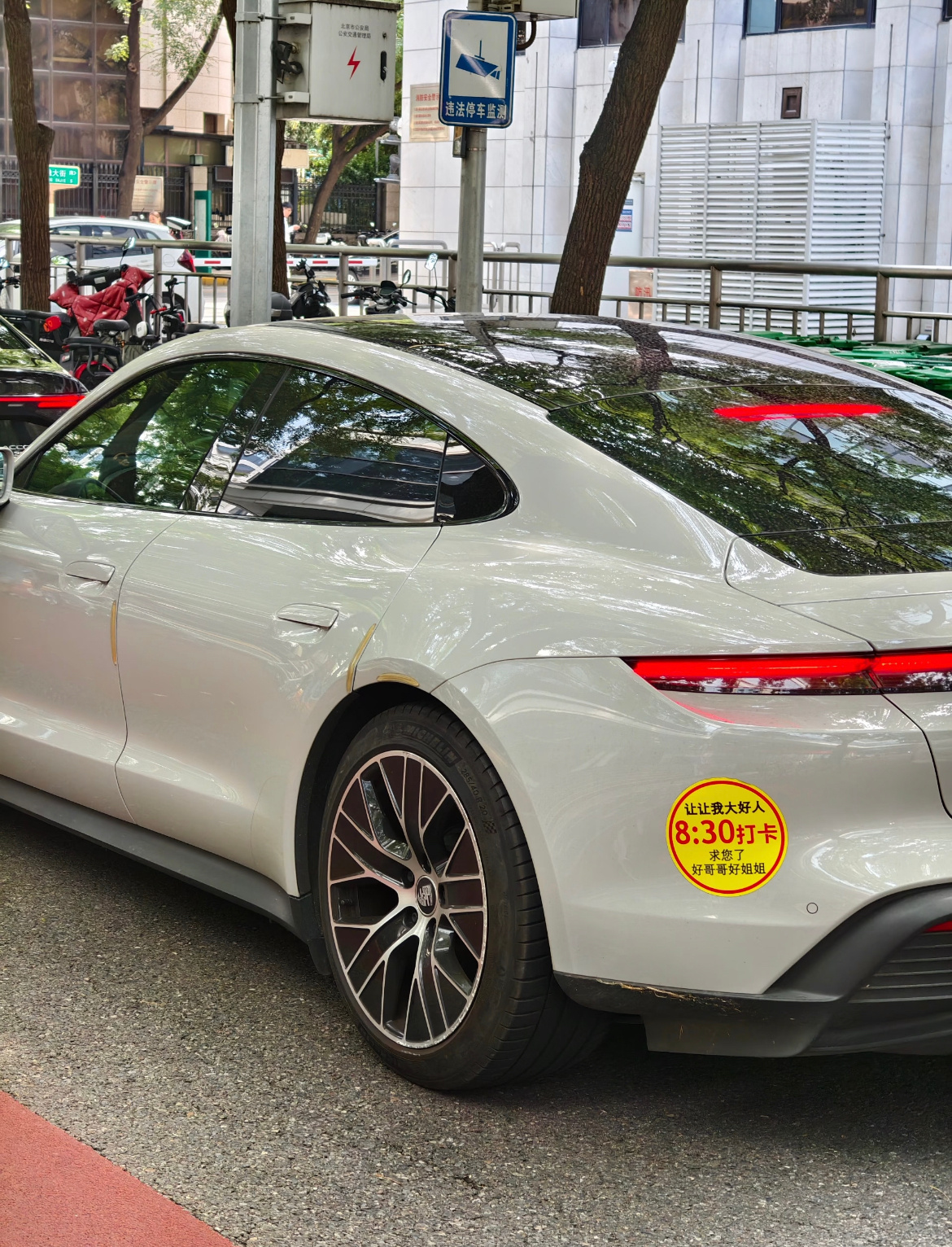 好文明的车贴，看一遍感觉是自带语音一样呢卷妹的唠嗑