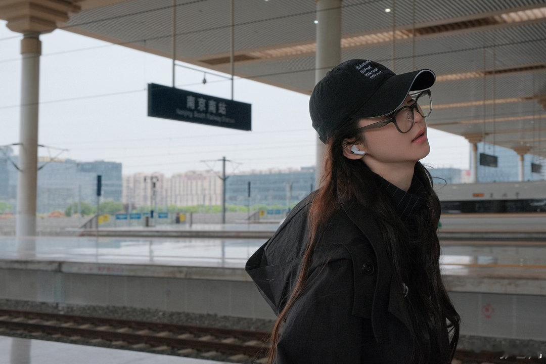 张艺凡人前人后两副面孔张艺凡人前女明星人后不认识 什么叫“我以为没人看见我就随便