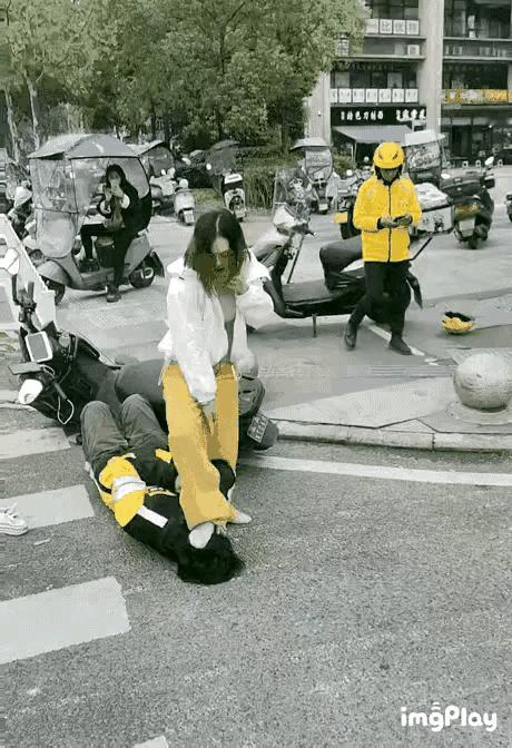 这样的女人谁敢娶她做老婆，太嚣张了这个女人，一个女人在大庭广众这样欺负外卖小哥，