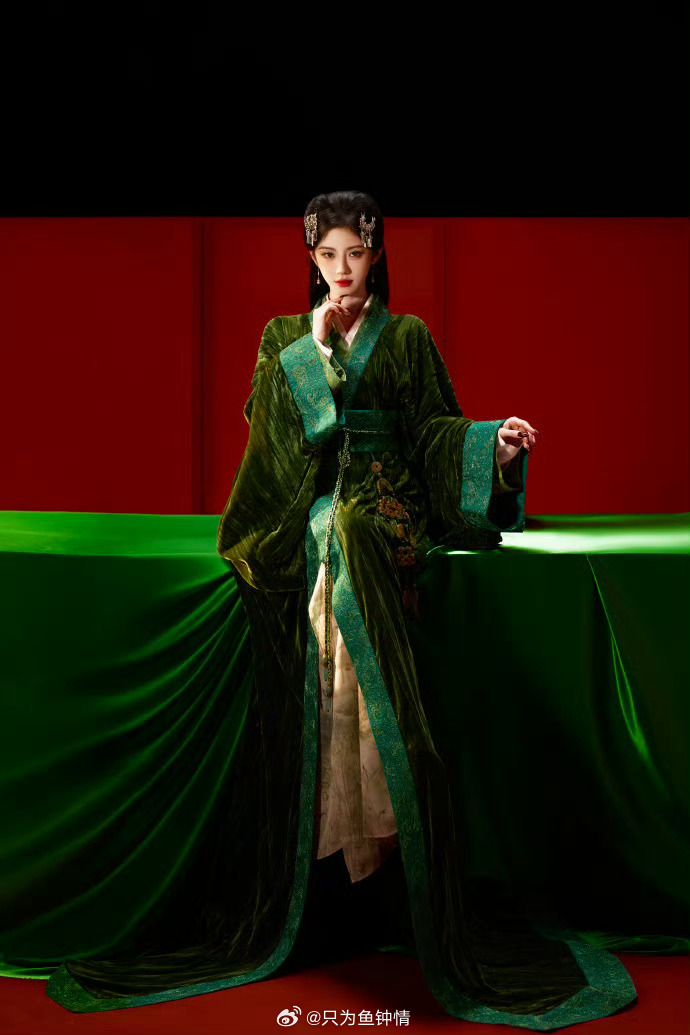 鞠婧祎露芜衣摄人心魄的女鬼 墨绿长袍裹出万种风情，眉眼冷艳带阴湿，妖冶得让人移不
