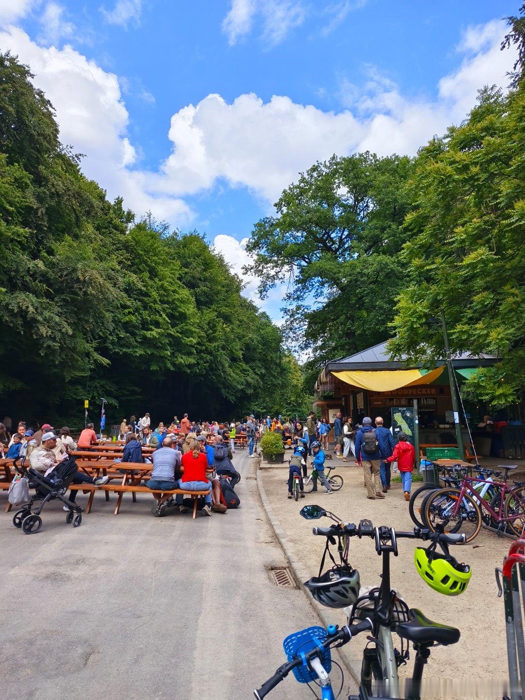 自行车🚲比赛结束，交通管制结束了，人们下午可以去公园哈啤酒了，我也可以去溜达一