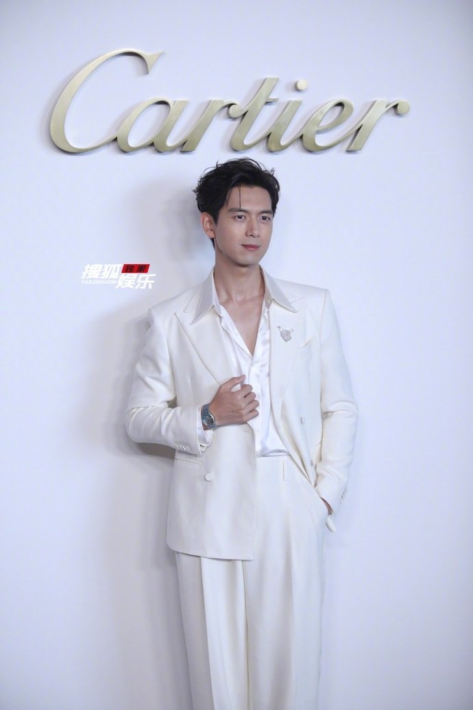 李现V领内搭白西装王子感李现大理活动李现V领内搭白西装王子感，李现大理活动，气质