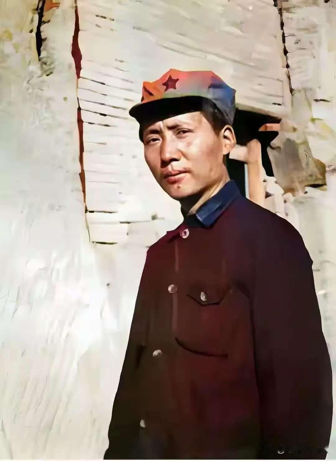 这不是剧照，是毛主席的真实照片。照片上的毛主席，特别的英武帅气。那么，这张照片是