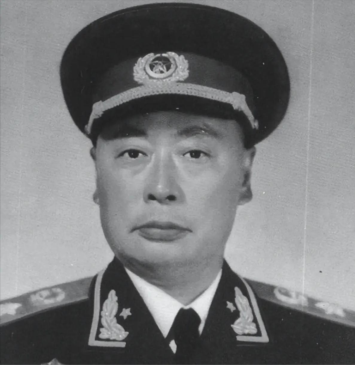 1955年全军授衔之前，刘少奇坚持反对给陈毅授元帅军衔，周总理听闻此事，立马写了