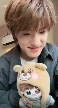 张泽禹突袭直播  没想到突袭直播能这么精彩，张泽禹自带笑点，不管说什么都很有趣，