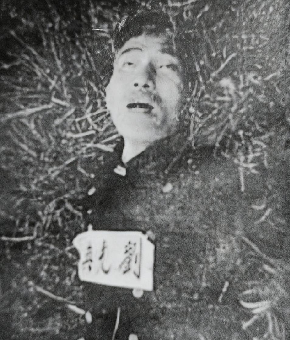 [微风]他被国民党枪杀后，因呼喊口号还张着口，睁着的双眼死不瞑目。行刑的凶手拍摄