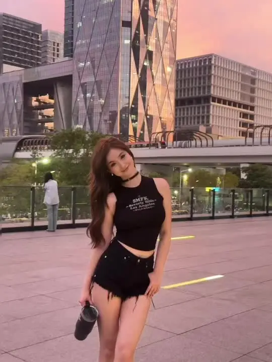 再帅的衣服也要笑😜