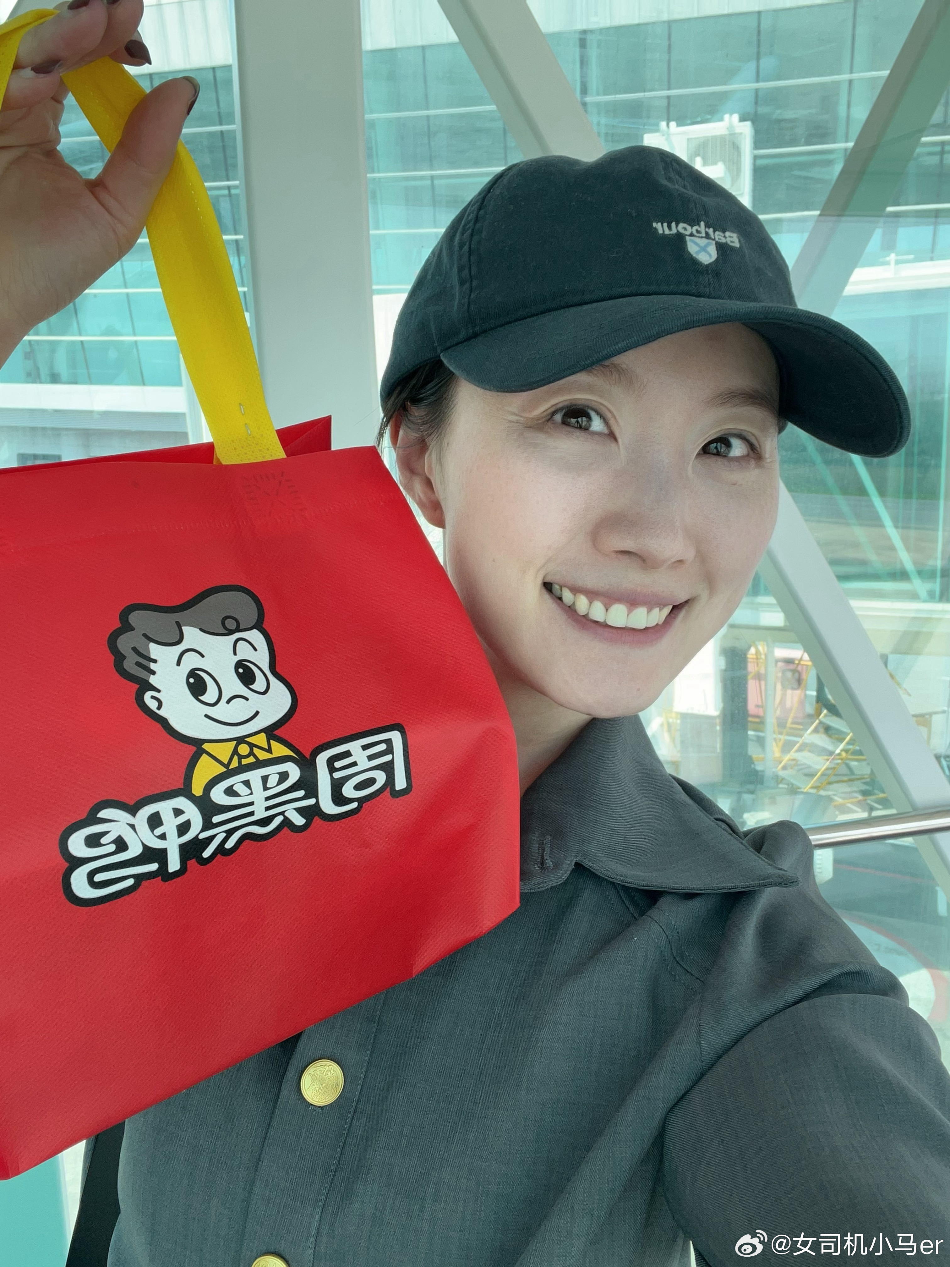 每次从武汉走的时候都会买一包周黑鸭每次都落在飞机上没拿走我倒要看看这次到底能不能