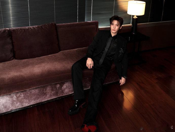 侯明昊碧血蝉今日放送下班我的宝终于下班啦，忙到这么晚真的太拼了，工作再忙也要注意