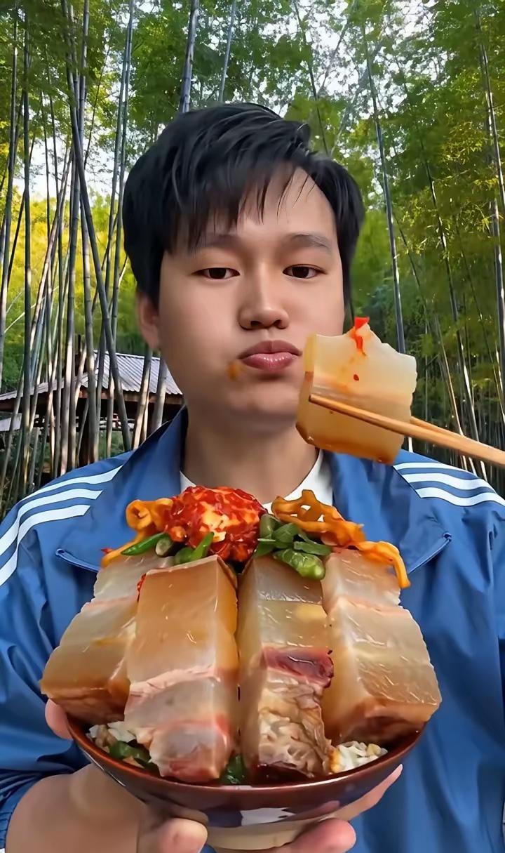 大家有没有发现，现在吃播圈流行一种“新物种”——比脸还大的纯白“肥肉”，切得方方