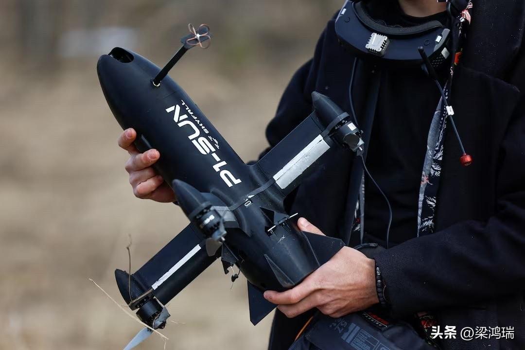 乌克兰人开始卖无人机拦截弹了。

一款叫P1-SUN的小东西。
成本一千美元。