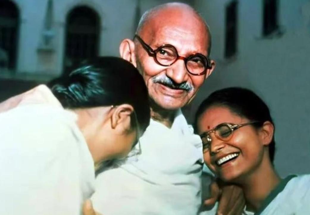 在印度近代史上，圣雄甘地无疑是一个极具争议的名字，他以非暴力不合作运动对抗英殖民