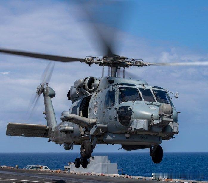 10月26日下午2点40分左右和下午3点15分左右，南海碧波见证历史性时刻：美海