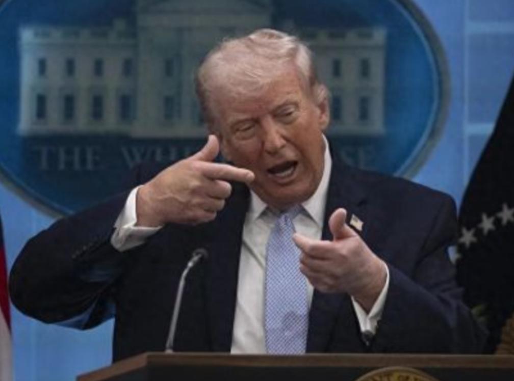 笑不活了！特朗普脸都被扇肿了！谁能想到，伊朗在清理战场时，竟挖出了一个让美国彻底