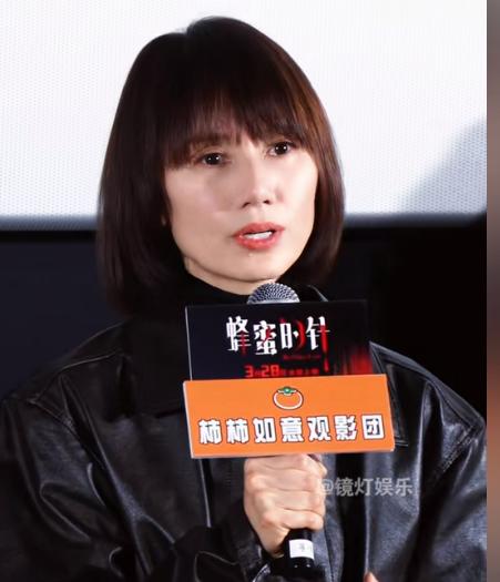 有没有发现，
袁泉真的有点不对劲，
她都快五十岁的人了，脸怎么反而比年轻时更好看