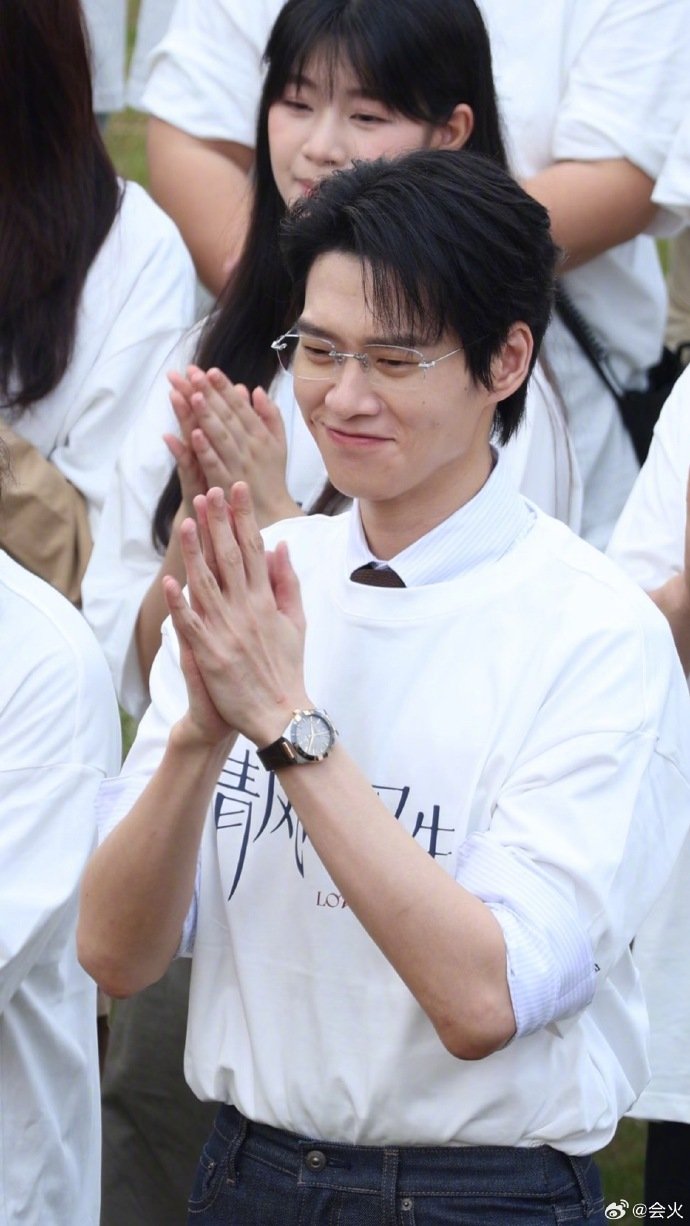 田曦薇魏大勋青风吹又生开机照田曦薇魏大勋新剧开机照 田曦薇魏大勋青风吹又生开机照