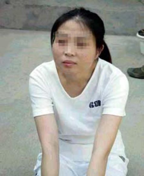 这是2004年，福州看守所里的一处场景。美女死刑犯方晓红即将被注射死刑，只见她穿