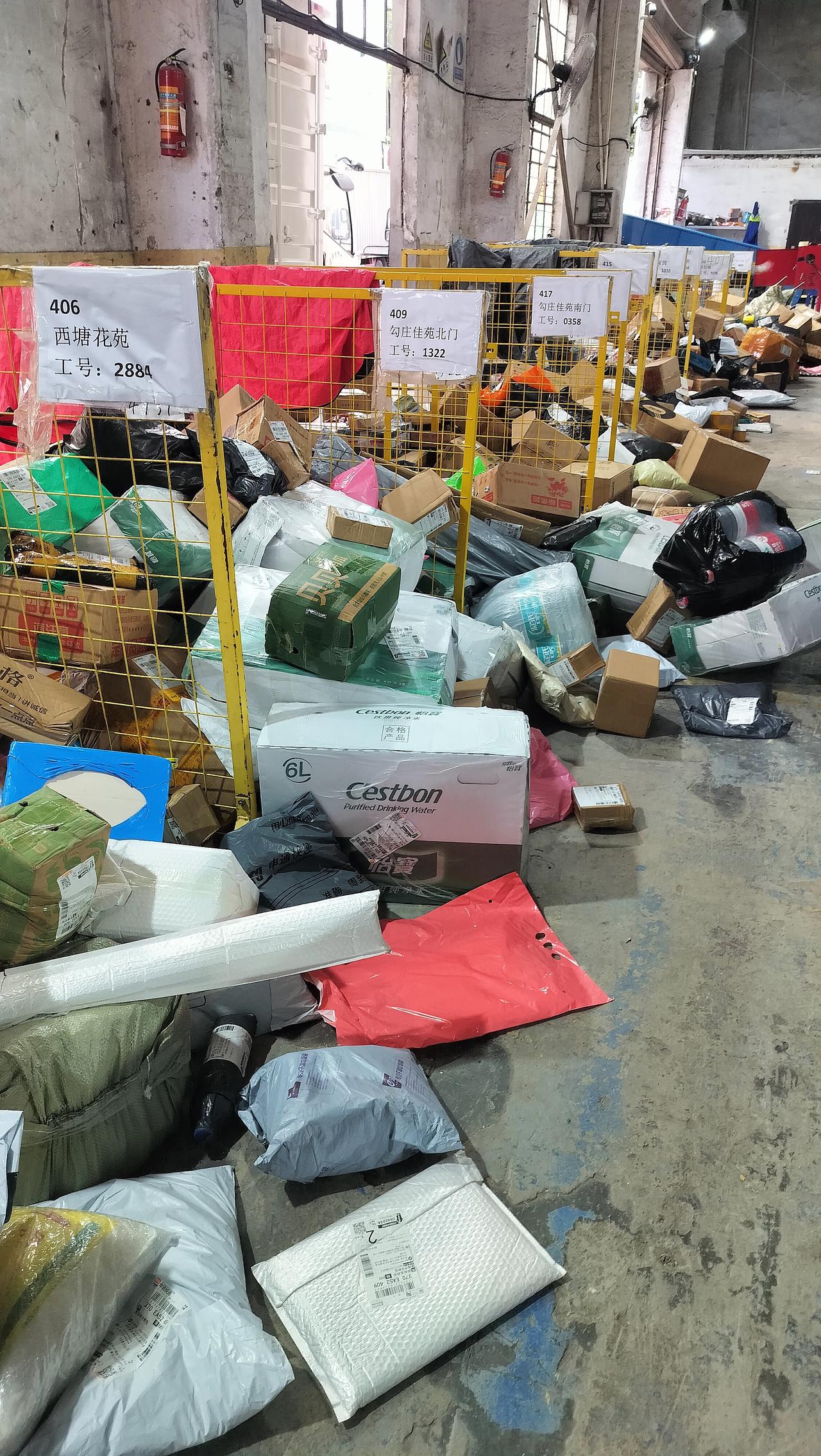 我58岁没有退休金，21年8月房价高峰期花6万一平米投资小区门口位置最好的一间商