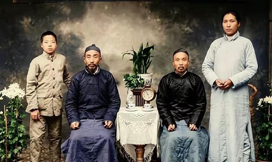 📸这张照片，是毛主席与父亲毛顺生唯一的一次合影，拍摄于1919年的长沙。
彼时