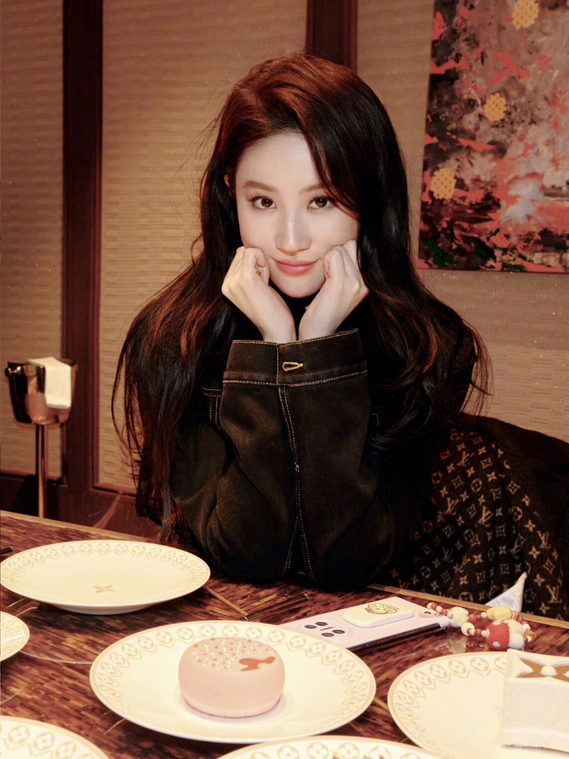 刘亦菲三里屯打卡LV：我就这么高攀