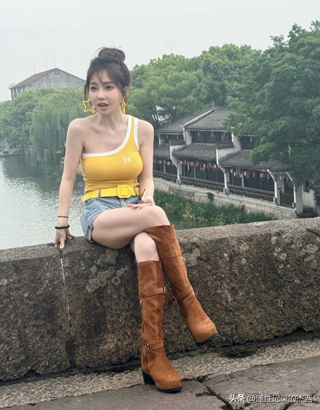 35岁的冯提莫，身高上吃了大亏，但她身材好，皮肤细腻，看起来确实少女感十足，20