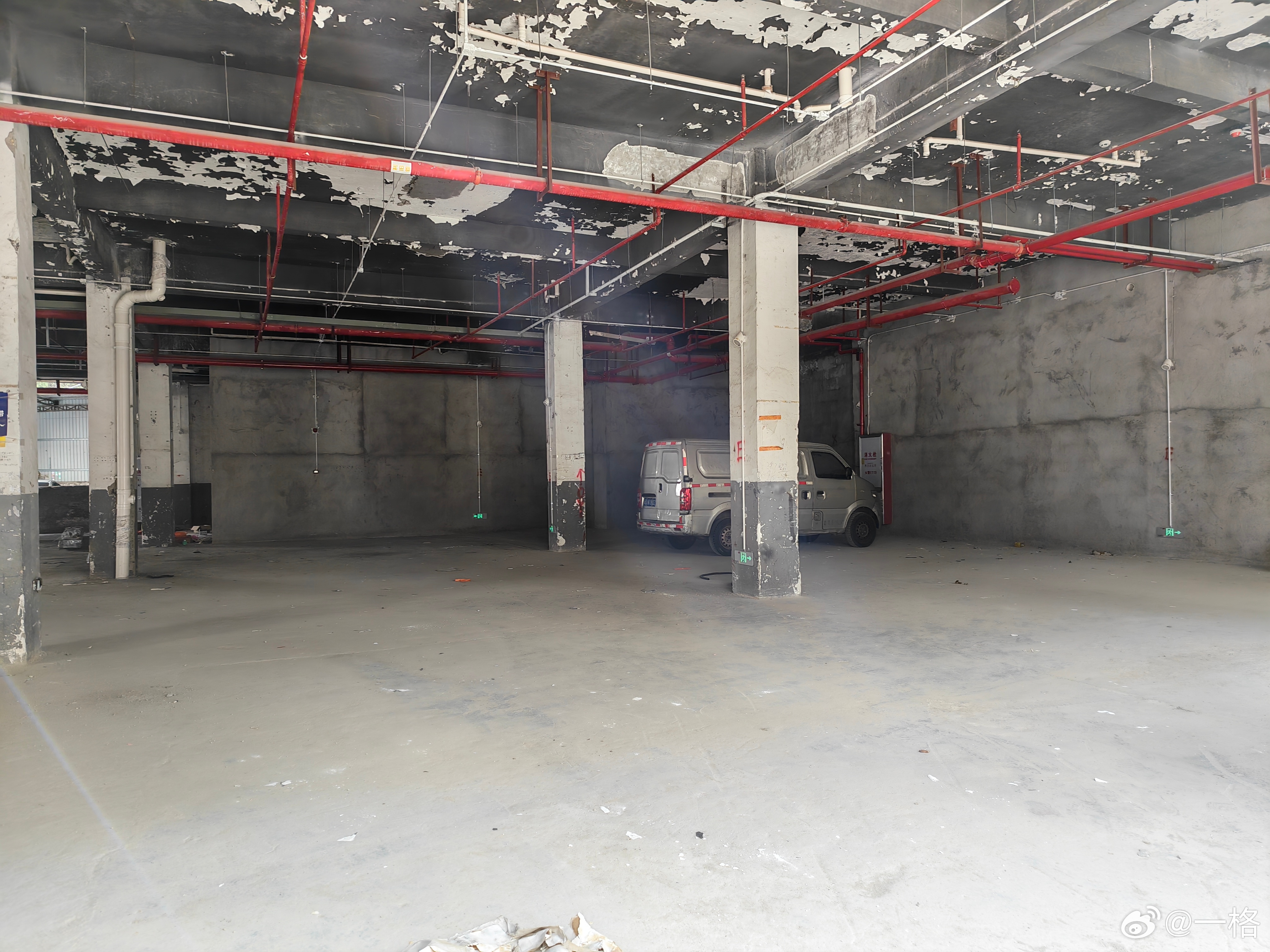 厦门岛内的房租太离谱了。这种超级老旧的厂房租金，和我朋友在深圳万象城对面的精装写