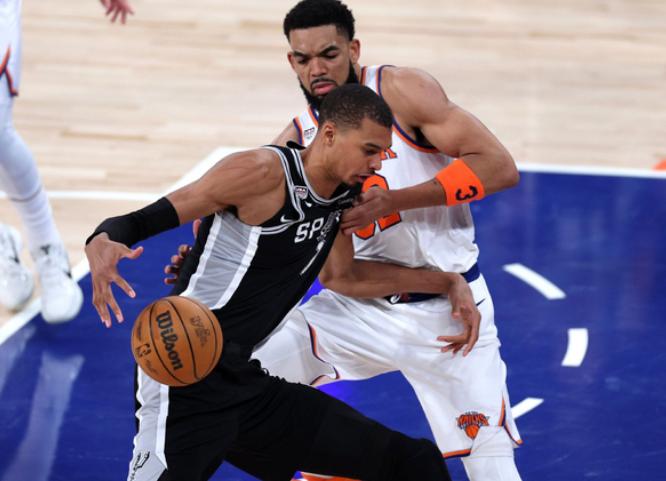 NBA总决赛，尼克斯对阵马刺的G4比赛中，出现了非常奇葩的一幕。第四节比赛还剩下