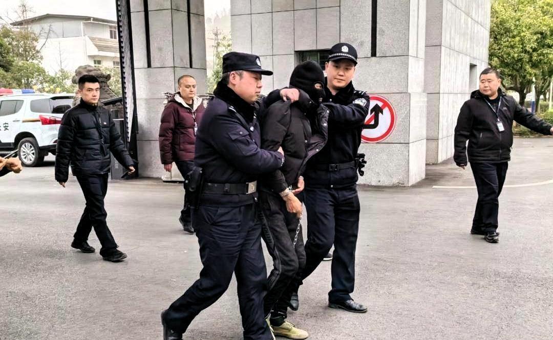 夺刀反杀，正当防卫！2000年沈阳“8·11”抢劫出租车案侦破始末
 
2000