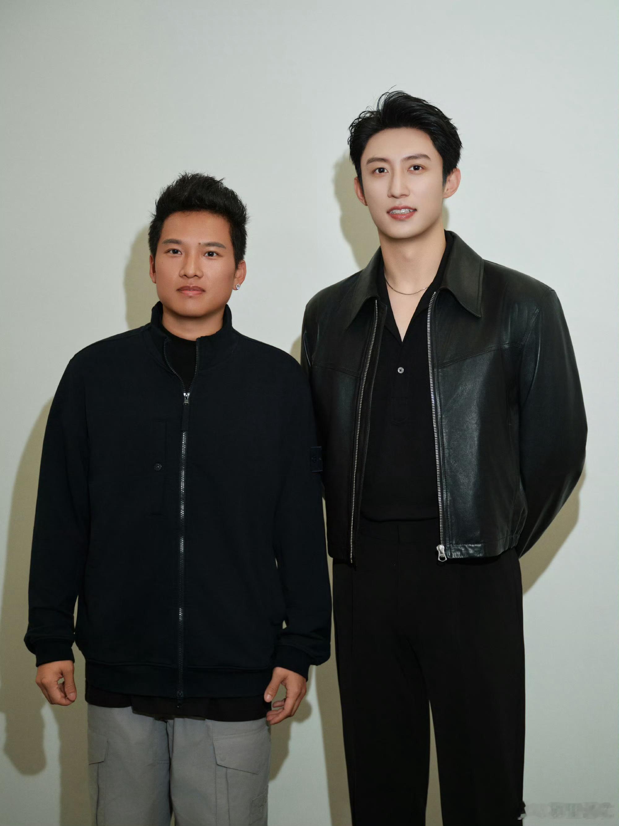 黄景瑜林臻东破次元同框 能想到让黄景瑜和现实林臻东同框也太会了！银幕车神遇见现实