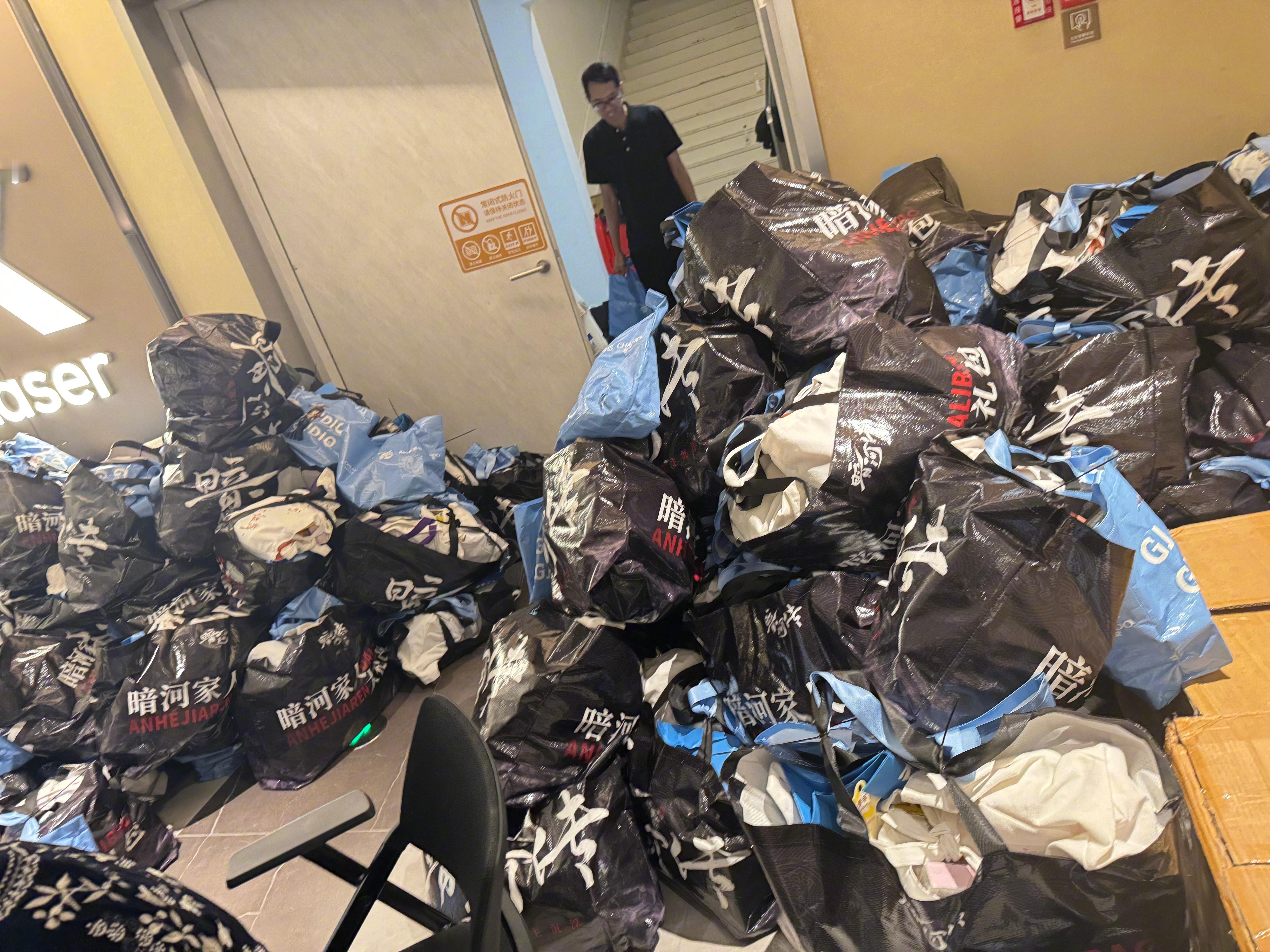 龚俊追剧团伴手礼 追剧团现场氛围简直绝了！[抱一抱]主演们互动频繁，欢乐满满，粉