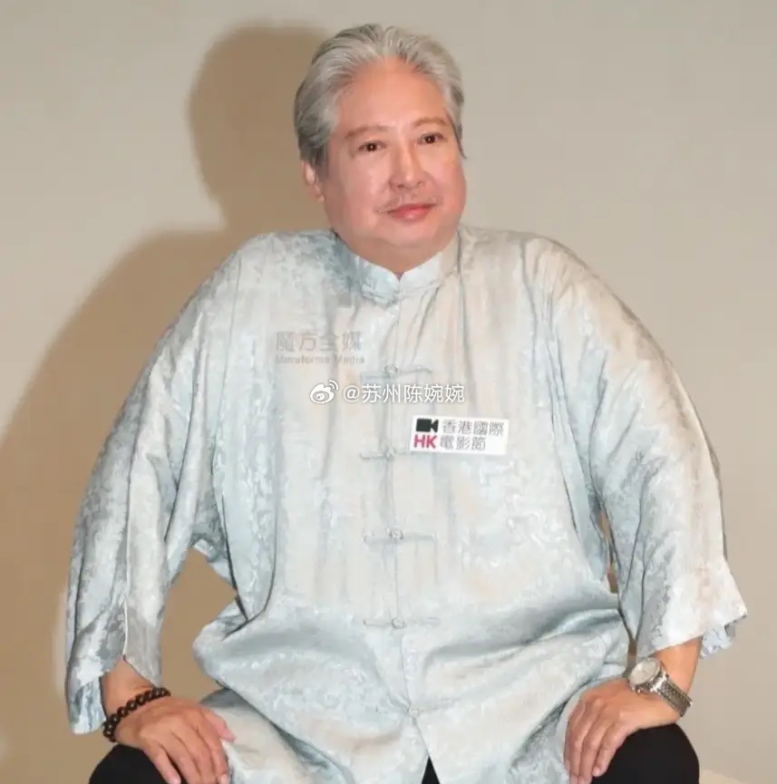 主持人问洪金宝:“你的第一个老婆是韩国人，你怎么会娶到韩国人？”洪金宝说:“那个