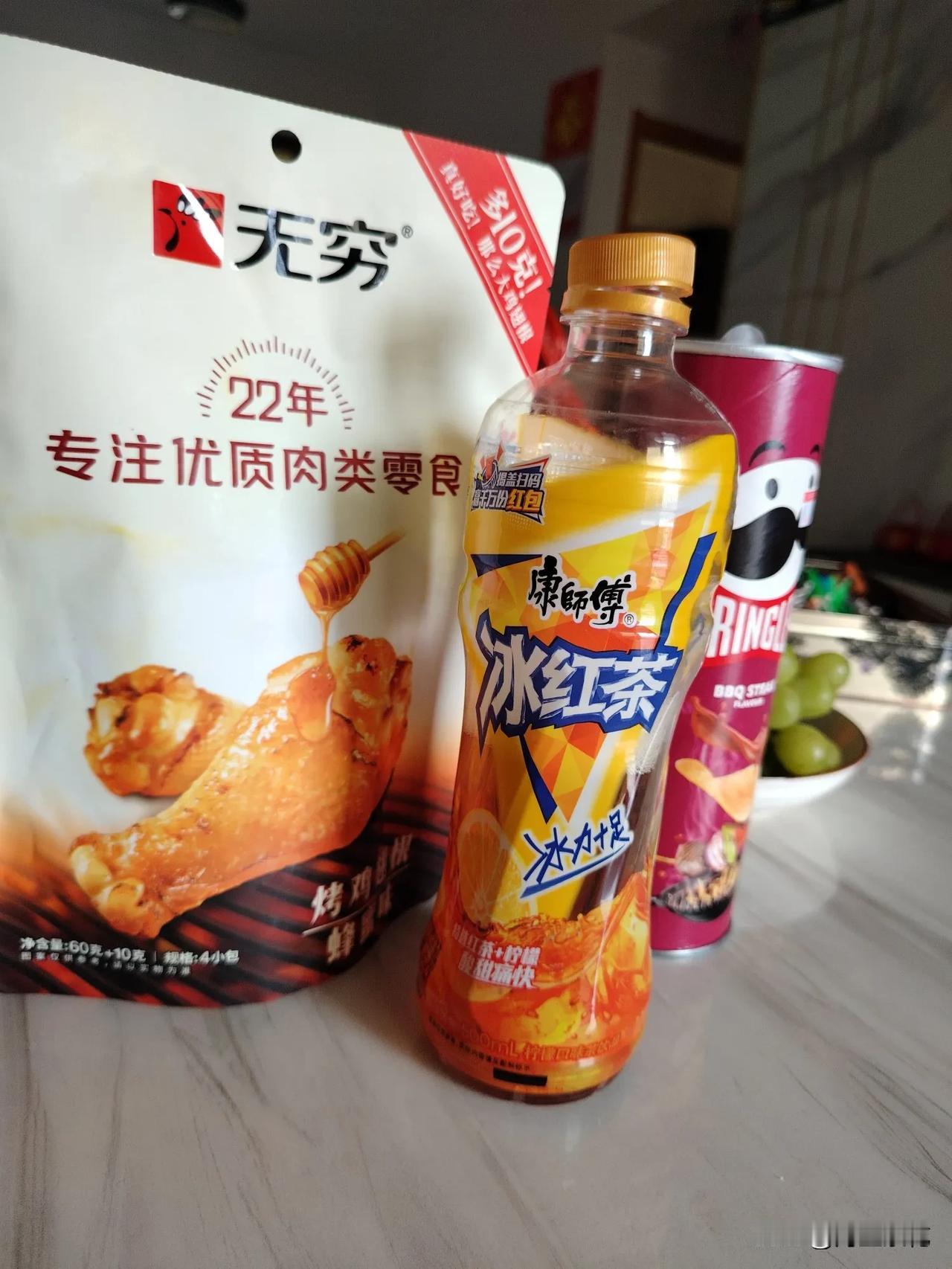 现在买零食就是烧钱啊！
也难怪现在的年轻人存不到钱，
家里零食不断，不是这个就是
