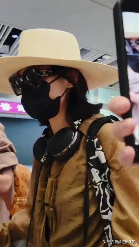 辛芷蕾影后回国 辛芷蕾国内到达辛芷蕾从威尼斯电影节回国了，影后载誉而归在机场受到