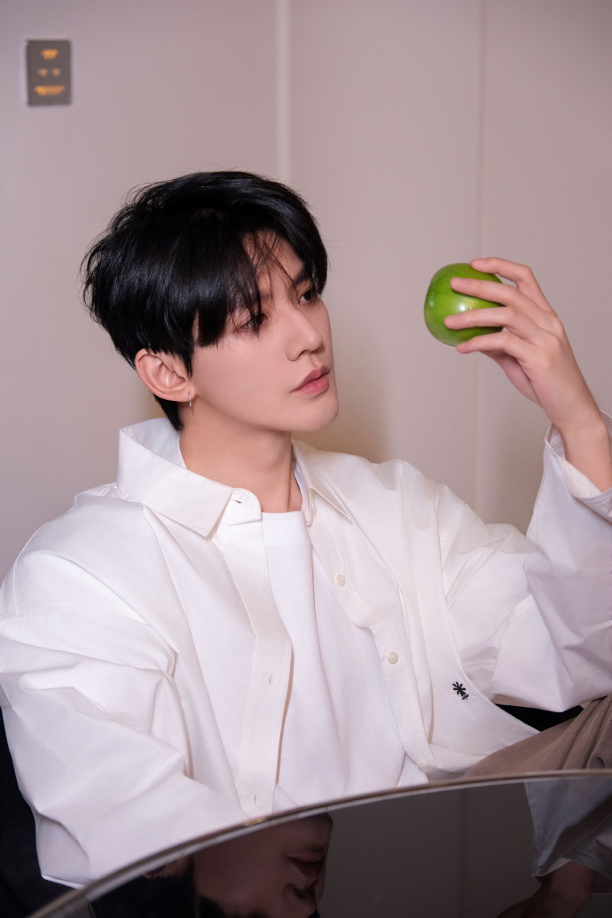 邓为白衬衫营业图[哇]，来审判一下[举手] ​​​