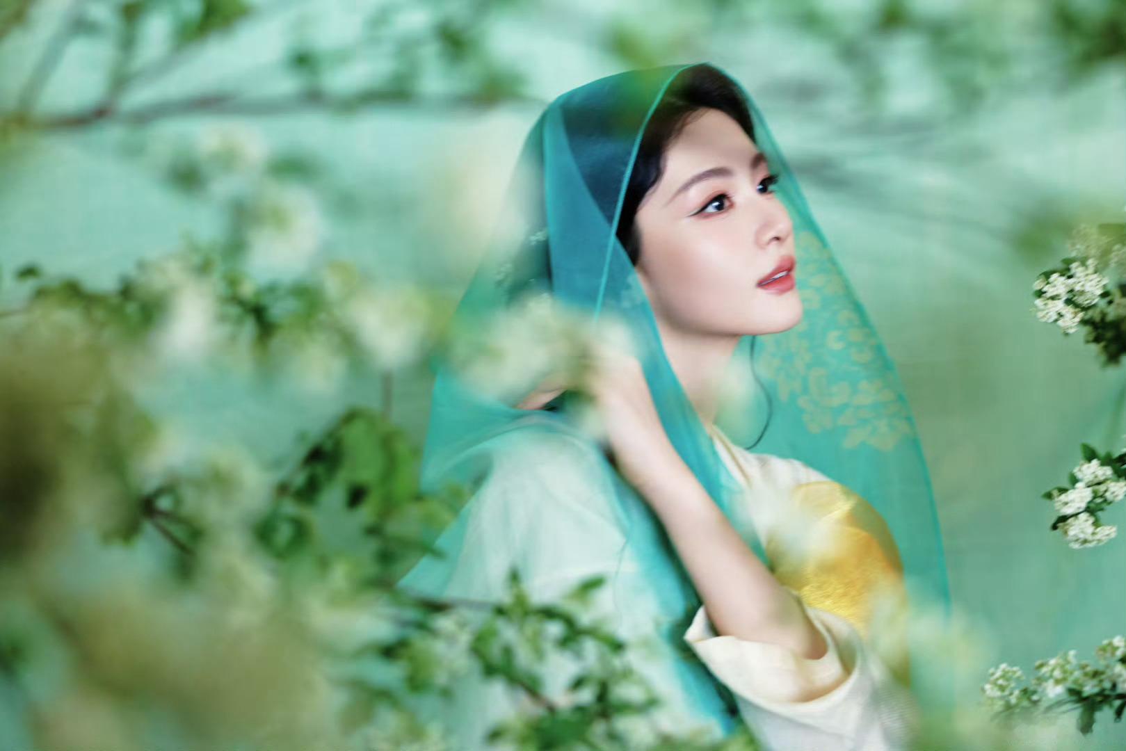 赵晴穿唐装美成啥了赵晴近期风格中式唐装遇上赵晴，温柔气质直接拉满，端庄又不失灵动