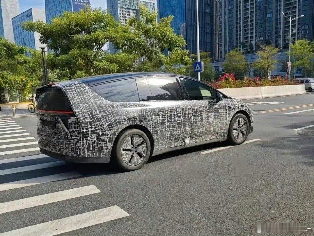 疑似理想i9伪装车，从伪装车的图片看，车身明显比理想i8修长，预计长度约5.2米
