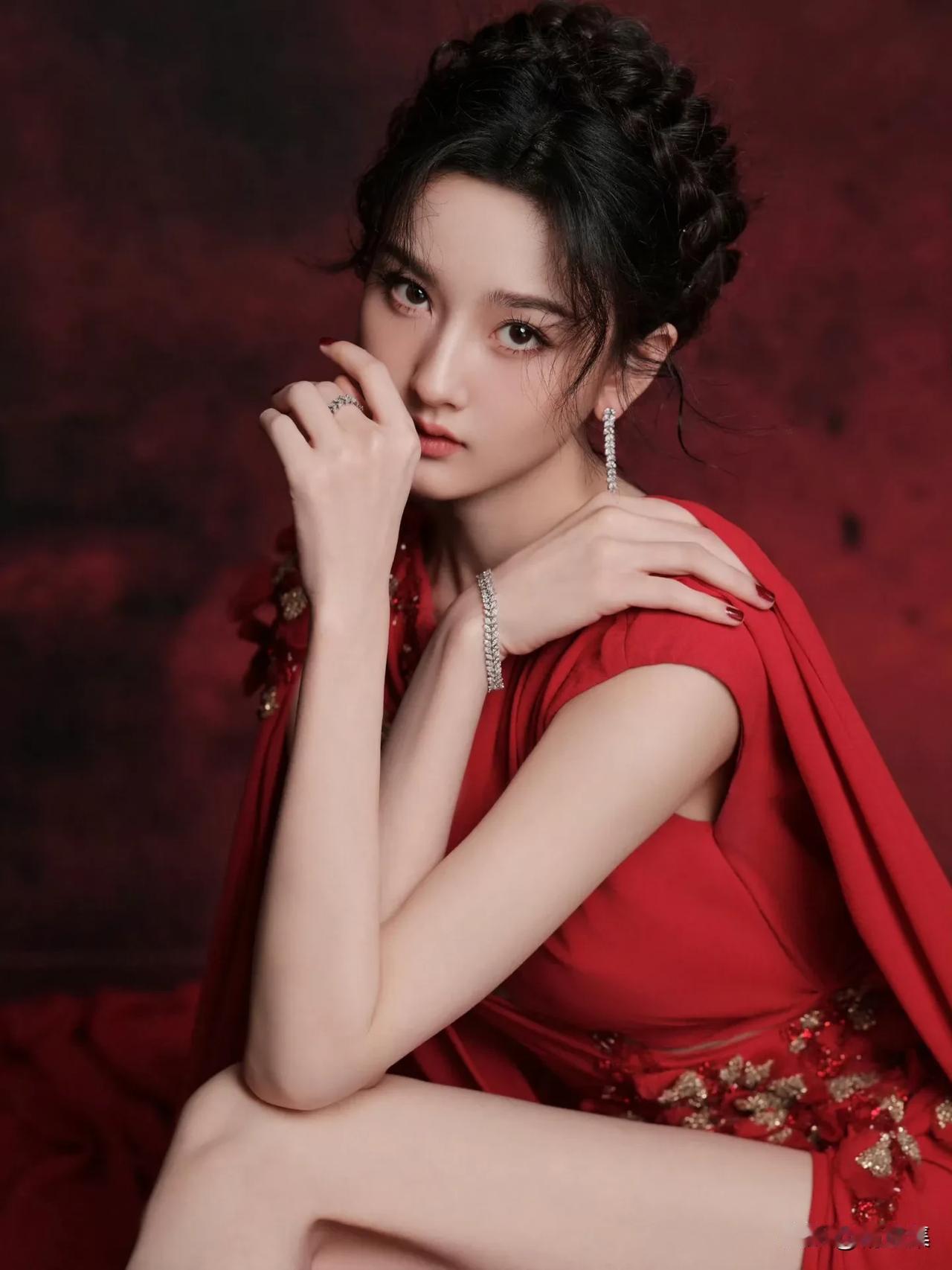 这姑娘穿着红色礼服好惊艳！