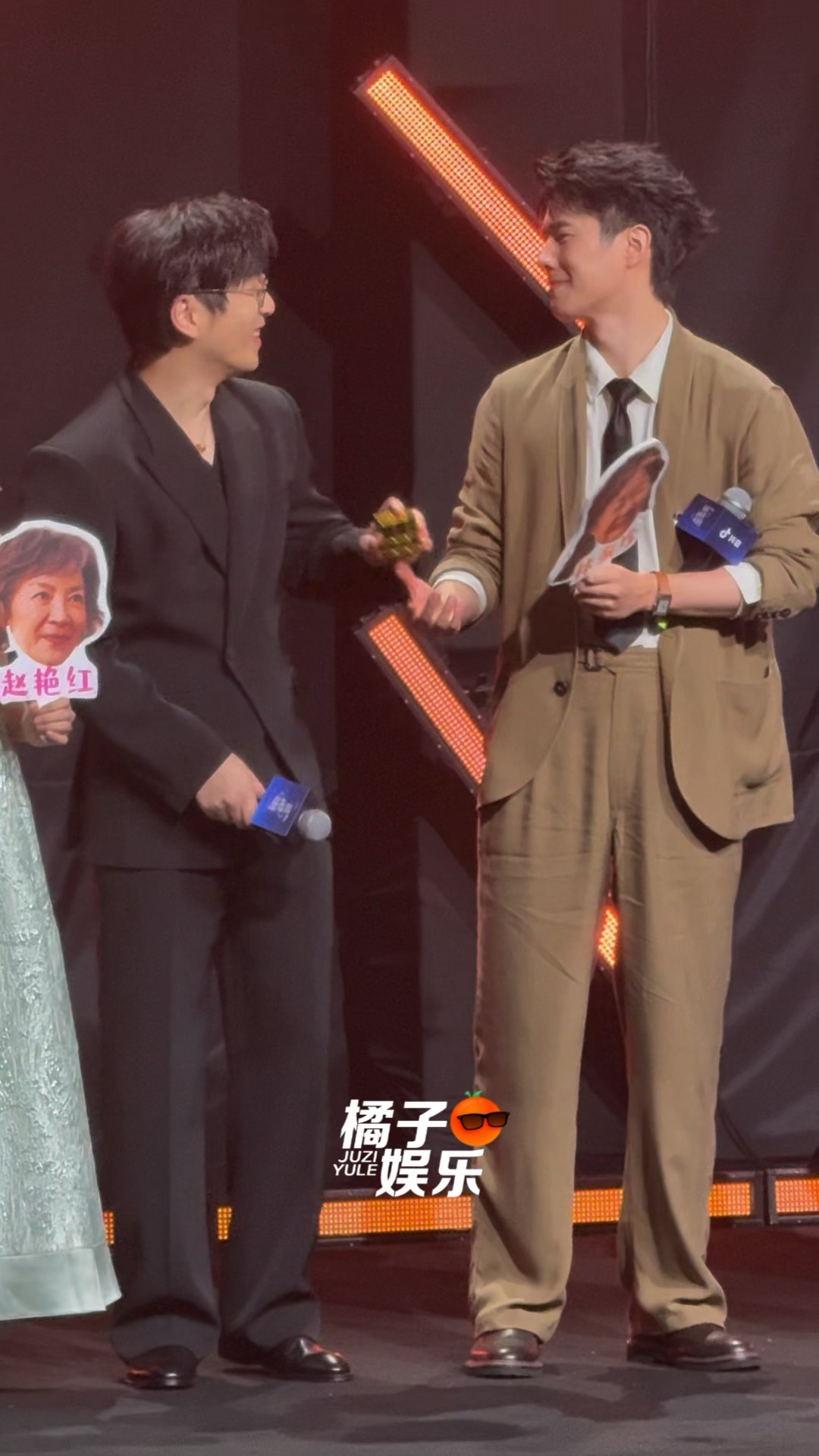 白客不会拼魔方，刘昊然秒拼好就这样臭屁显摆🙊刘昊然拼好魔方给白客显摆