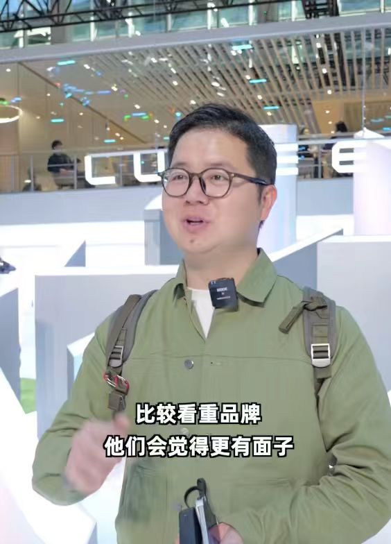 这次在广州车展上，终于和爸妈在买车这件事上达成了共识——智界R7。它的极光绿车色