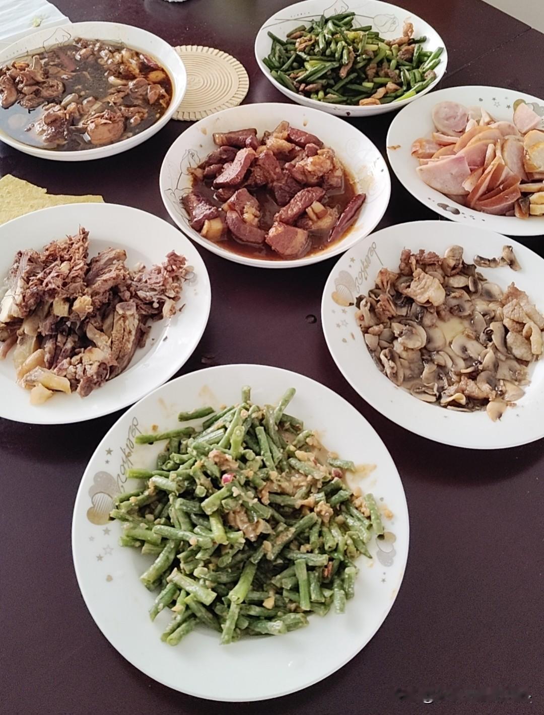 12点多点儿，我们就吃完饭了。大姐和二姐，还有大姐夫，待了一会儿就回老家了，顺便