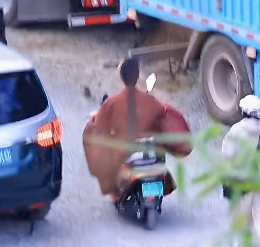 王安宇骑电动车路透王安宇《一念江南》骑摩托车🏍️上下班，就说工作人员给我们准备