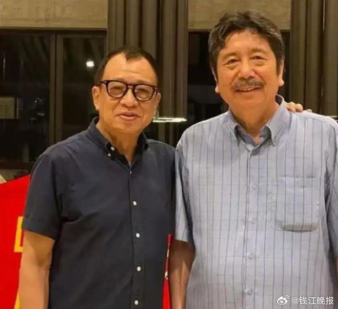 【#许绍雄曾晒与鲁迅长孙合影#】#欢喜哥许绍雄逝世# 资深艺人许绍雄因癌症致器官