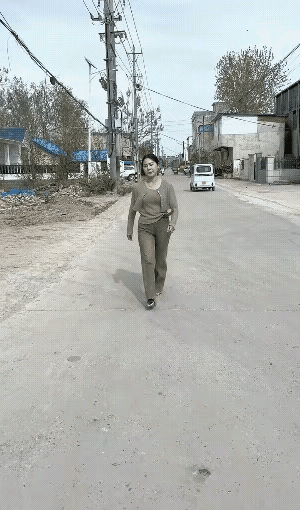 这是标准的双标，女子呵斥别人不遵守交通规则，殊不知自己正在违犯，这不尝到苦头了。