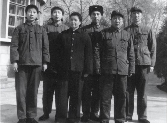 郑国仲离家多年后终于回到家门前，母亲却没有认出眼前人。面对这位开国少将，老人只问