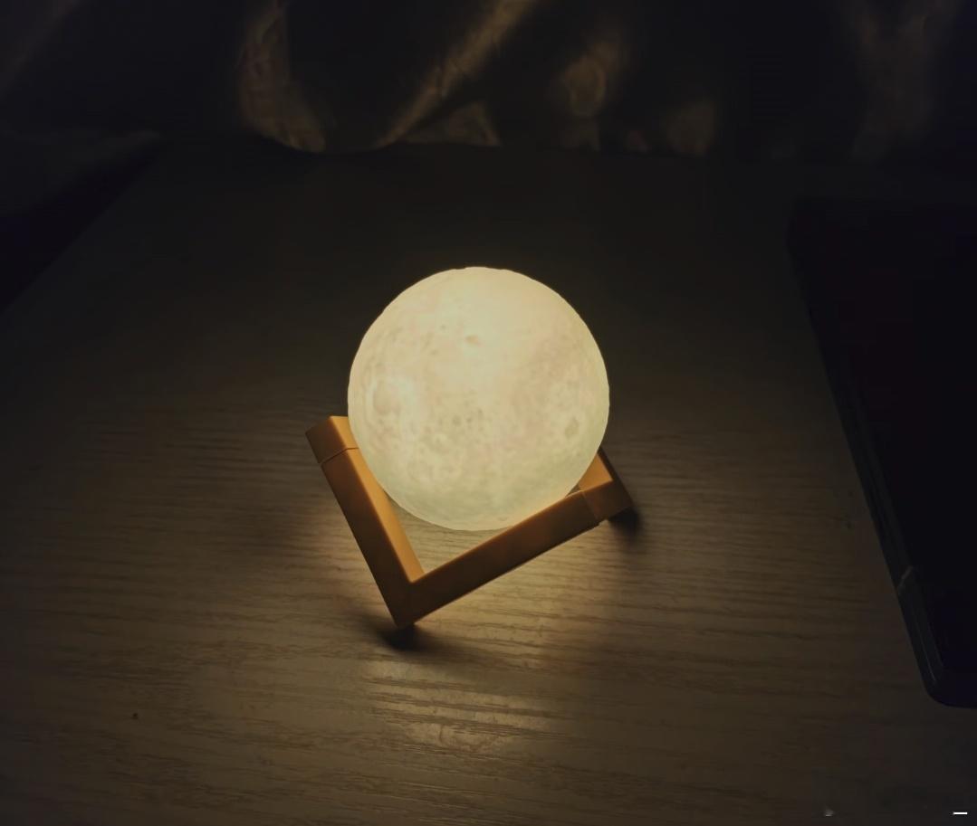 当年轻人赏月的思路打开后思路打开，什么样的月亮都是月亮，家里放一个月亮灯也有赏月
