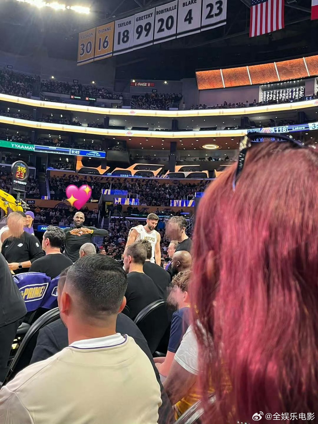 詹姆斯对宋雨琦比心雨琦又去看了詹姆斯的比赛，詹姆斯还对雨琦比心！宋雨琦看詹姆斯比